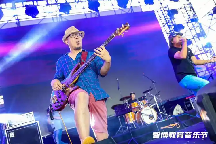 黑豹乐队秦勇献上