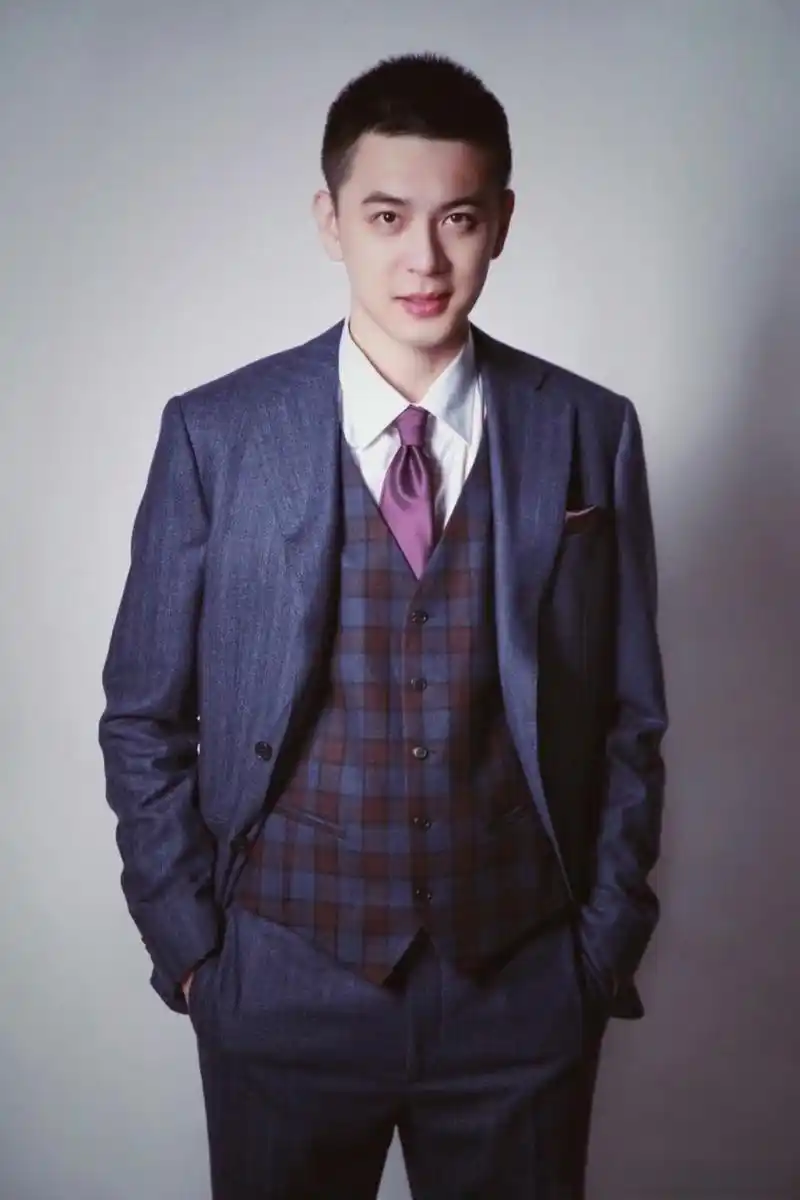 杨鸣回应长得帅有啥烦恼长得帅确实没烦恼,三年三冠四比零,没烦恼啊没