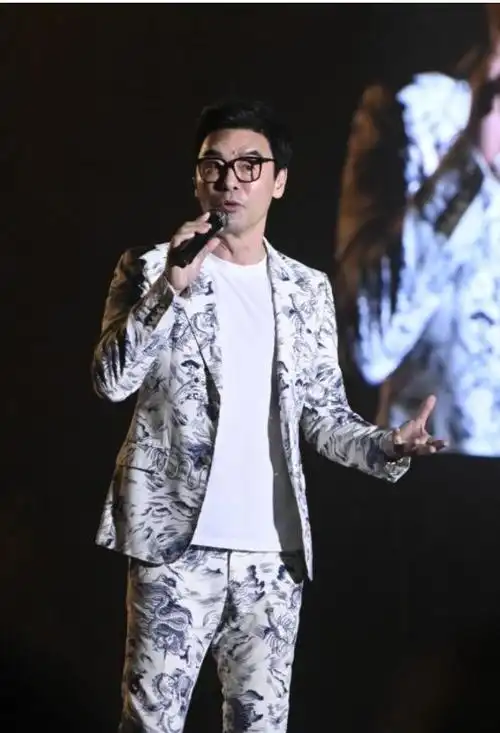 好险!71岁钟镇涛演出时意外摔倒,起身后又被绊倒,大家摔成一片