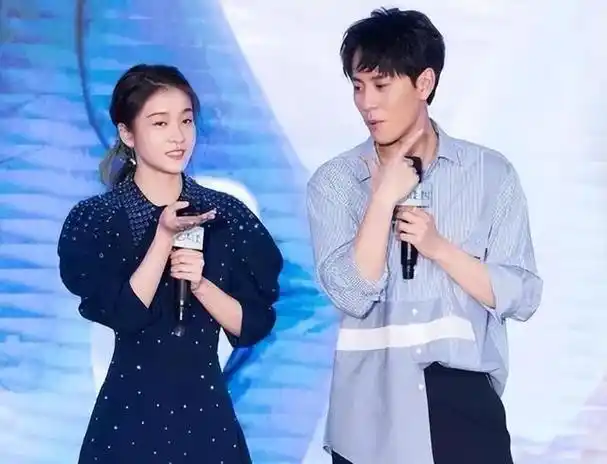 杨紫在拍摄《大唐荣耀》期间,曾在社交平台上发布了一组照片,.