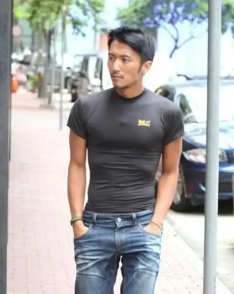 41岁谢霆锋悬空转呼啦圈腰部肌肉紧实强大腾空动作十分酷炫