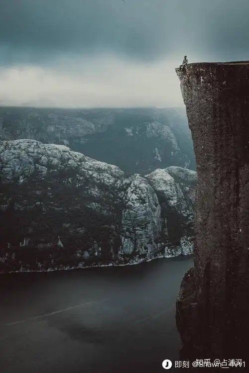 有哪些意境很孤独的壁纸类似一舟一人江上游或独钓寒江雪的那种谢谢