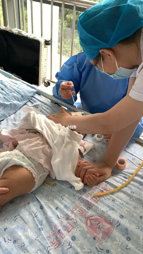 7个半月的小宝得了疱疹性咽峡炎住院治疗,打针扎心啊,妈妈心疼死了
