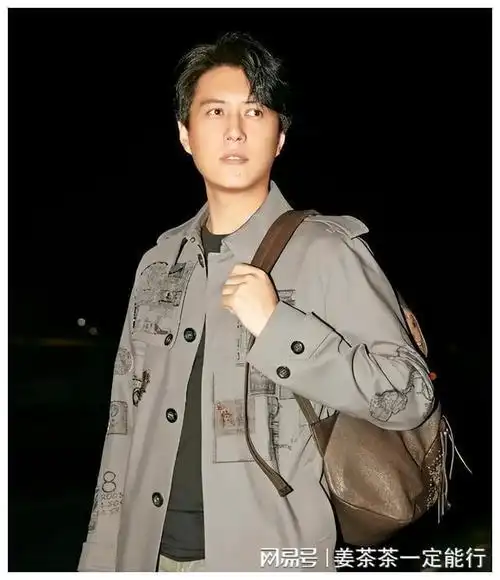 靳东参加两会他身份好厉害穿蓝色西装帅气儒雅领导范儿十足