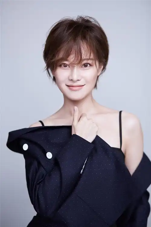 王汀生日写真曝光优雅干练上演西装杀