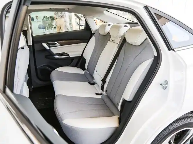 【2018款北汽eu5r500 智尚版_空间座椅_120/1304张图片】_汽车图片
