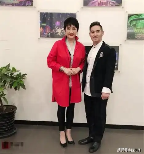 王刚第二任妻子成方圆近照,60岁了看上很年轻