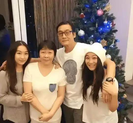 梁家辉晒全家福双胞胎女儿大长腿抢镜老婆颜值不高却备受宠爱