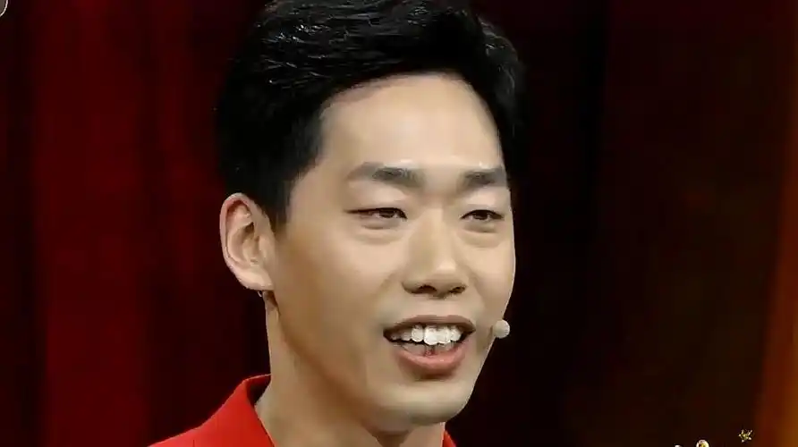 b>相声演员李丁 /b>登台,为圆音乐梦交响乐团齐助阵,评委都看不够