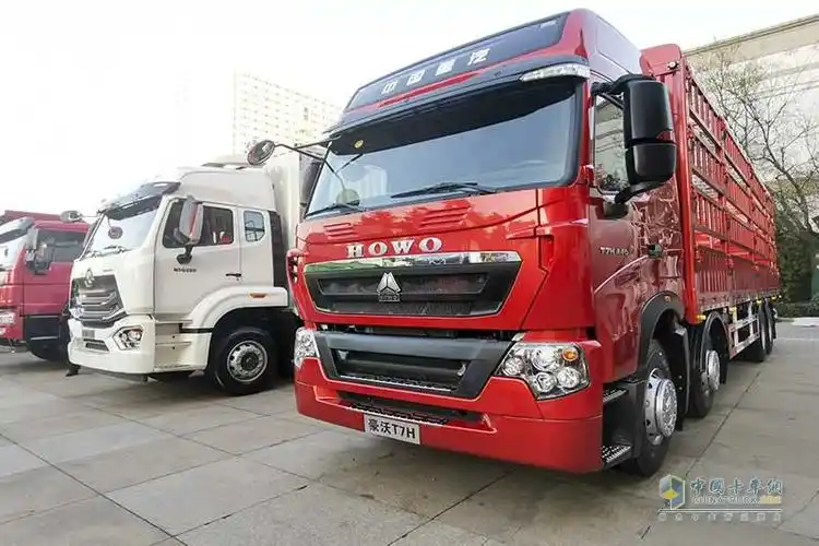 中国重汽howot7h440马力62中置轴货车列车