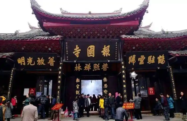 寺庙中的八大古刹每年朝拜的人都数不胜数除此之外峨眉山还有很多有趣