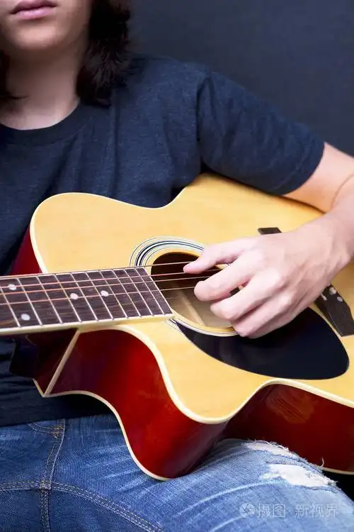 弹吉他的男性手的特写镜头照片-正版商用图片0w2m2f-摄图新视界