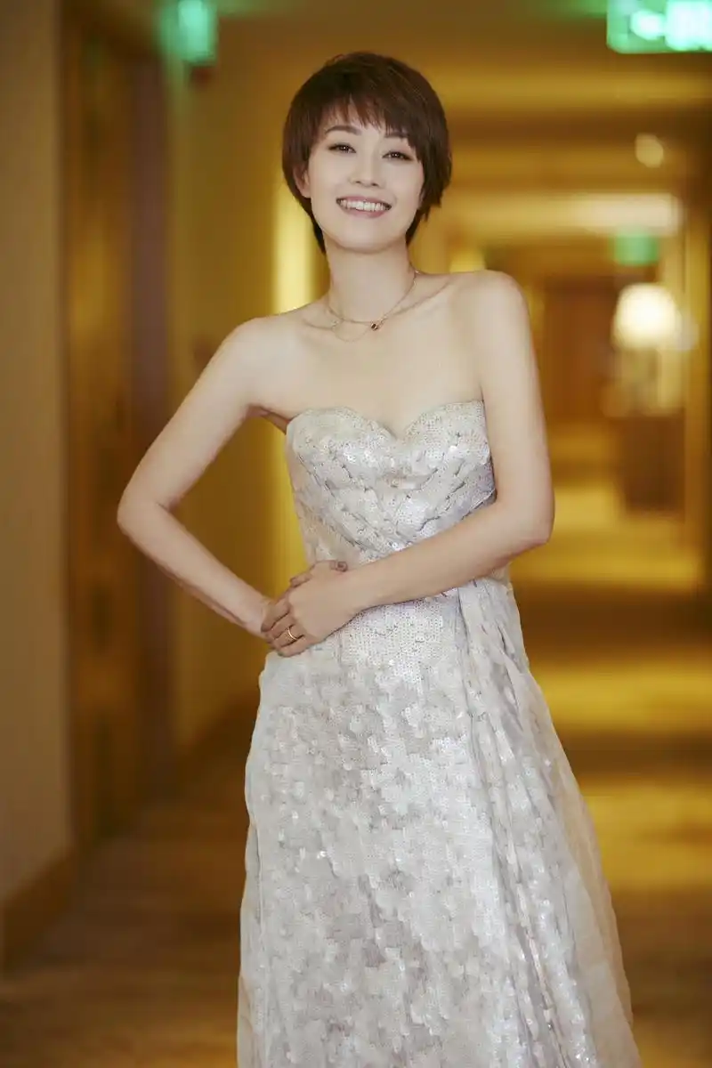 组图:马伊琍穿裸色抹胸长裙仙气足 短发清新微笑迷人