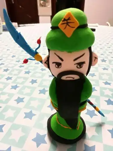 这是我用橡皮泥做的三国人物——美髯公.