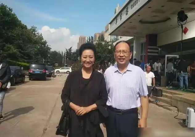 65岁王丽云罕晒近照,面色暗沉皱纹多,后腰肌不慎拉伤惹人怜