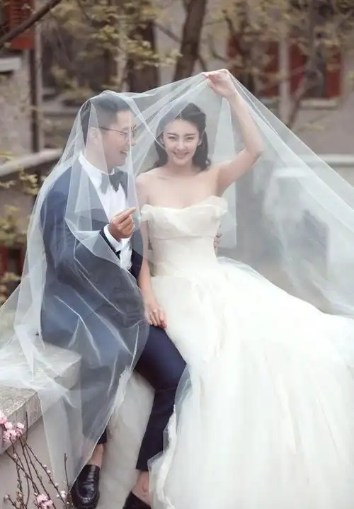 张雨绮疑似新恋情曝光与小8岁小提琴手李柄熹约会互动亲密