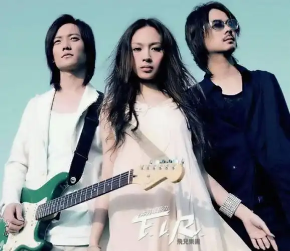 你的微笑歌词 f.i.r. 飞儿乐团演唱 - 经典歌词 - 励志台