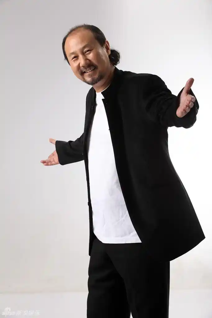 腾格尔换装写真不卖萌 展最炫民族大叔风