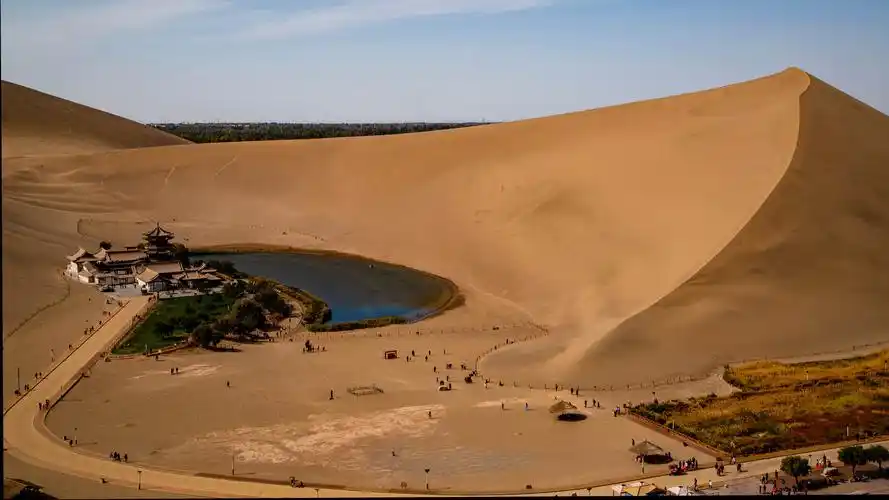 甘肃省敦煌市月牙泉景区古往今来以"山泉共处,沙水共生"的奇妙景观