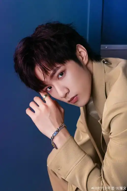 v-style##刘耀文美拉德西装#@时代少年团-刘耀文生日写真的第三套