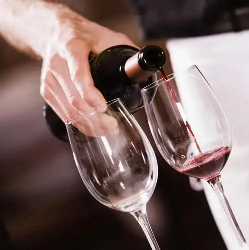 欧洲,欧洲人,仅一个男性,仅一个人,倒,握,朦胧,模糊,高脚杯,红酒杯