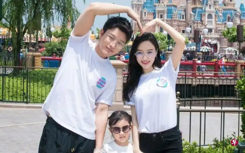 贾乃亮(左),李小璐及女儿甜馨,一家三口的甜蜜合影.(互联网)