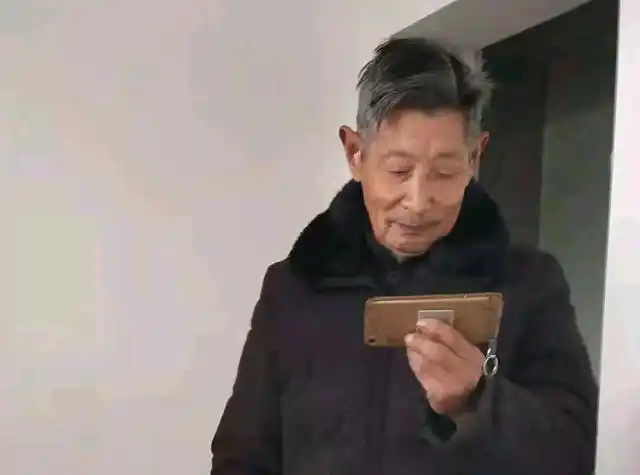 胡广福老人在手机里查看江西河流