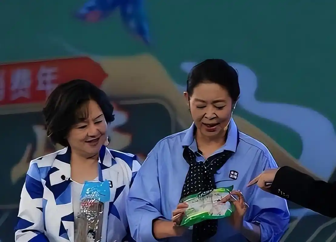 64岁倪萍和鞠萍直播带货,穿衬衫配丝巾很洋气,鞠萍发量让人羡慕