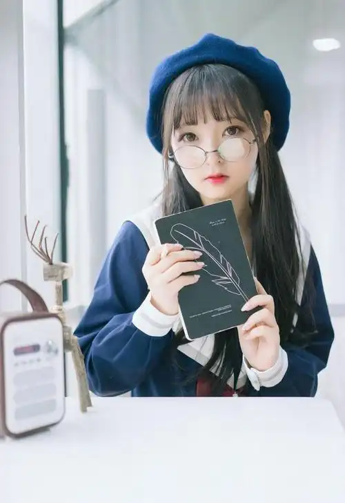 萌态十足戴眼镜的小萝莉美女写真