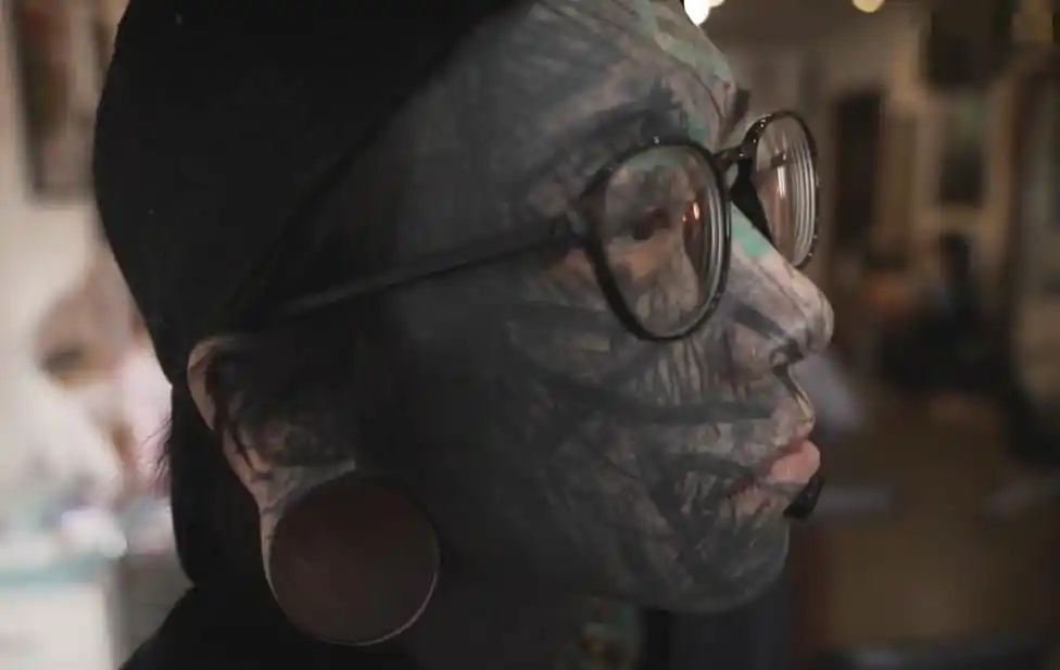 28岁男子满脸刺青变黑人,网友称毁容他却自得其乐