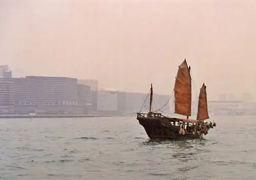 为吸引游客,香港旅游局制作的帆船在维多利亚港游弋.(1997年12月)