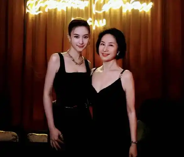 原创赌王子女罕见大合影何超琼何超莲成门面奚梦瑶陪衬赵露思乱入
