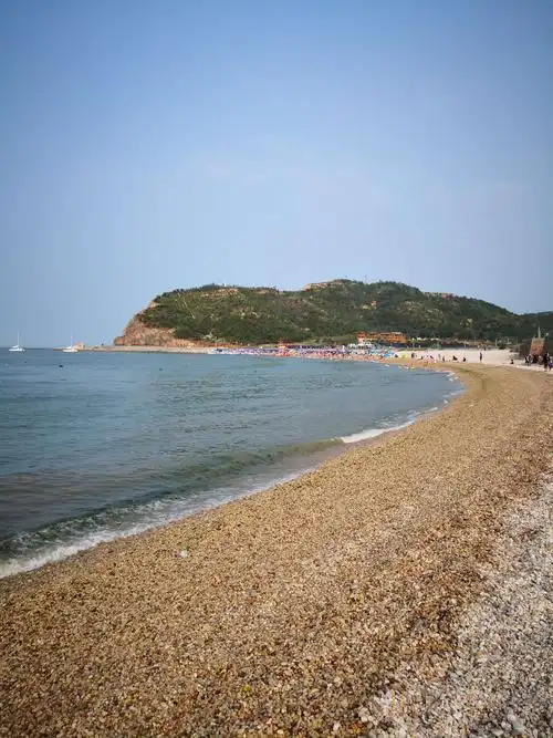 月牙湾是天然的海水浴场,还有全国罕见的砾石滩,到处都是色彩斑炷的