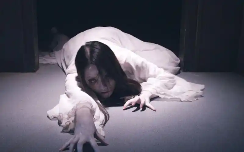 剧组拍恐怖电影,演女鬼的演员被真鬼附身,片场惊魂玩搞笑