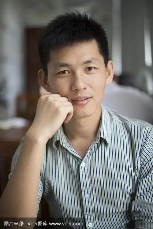 年轻亚洲男子的肖像