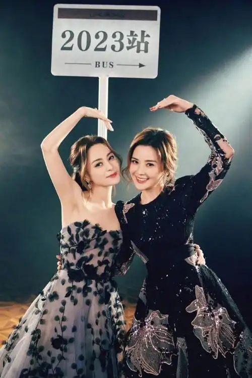 twins合体拍大片两人对镜头比心甜美依旧