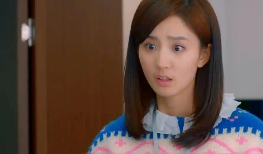 大约是爱彦希为救许晓诺受伤周是十分自责竟把自己给了卫卿