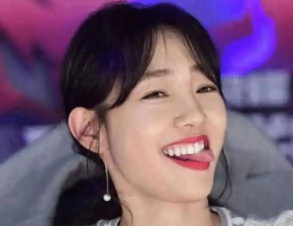 但是自从白百何的"一指禅"事件曝光了之后,大家再回过头来看到白百何