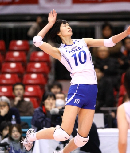 三大球运动中为什么只有女排穿紧身短裤看完恍然大悟