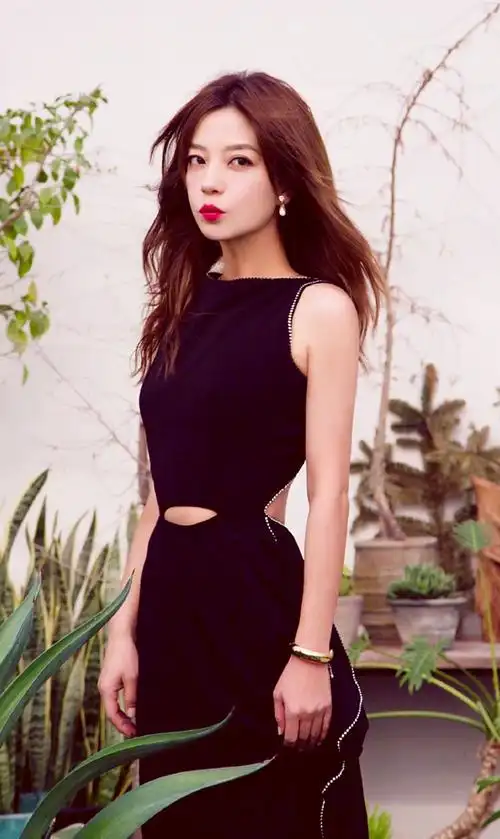 不惑之年的赵薇身材保持得极好女神气质今犹在着实令人羡慕