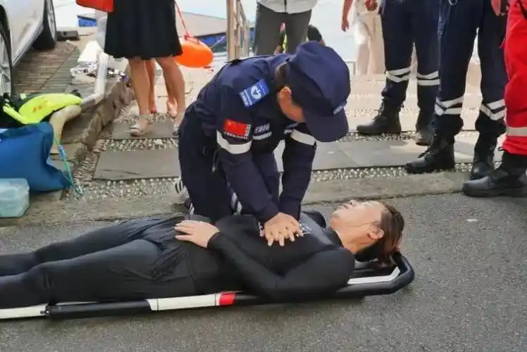 的游客因为溺水处昏迷状态,急救人员马上对游客进行心肺复苏等抢救
