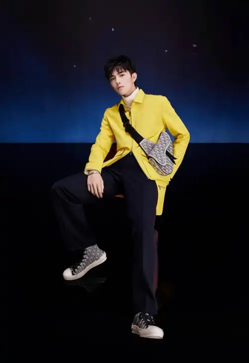 陈飞宇拍男装广告大片 深邃眼神大长腿超帅气