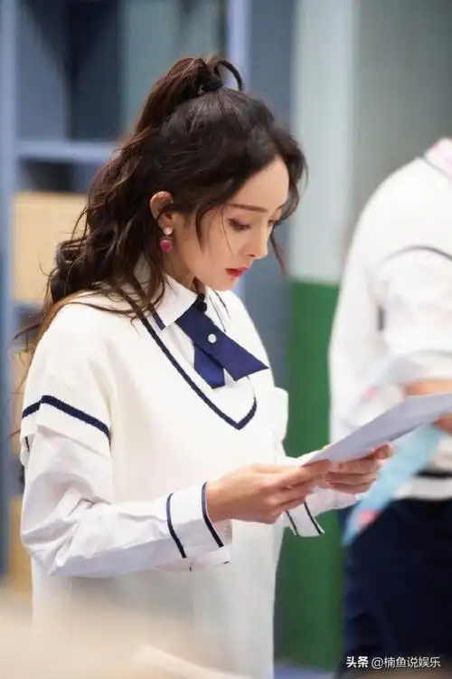 杨幂穿校服变身学生妹展现好状态