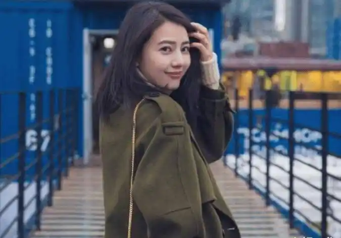 高圆圆生图上热搜,40岁的年龄容貌太真实,评论区炸锅了!