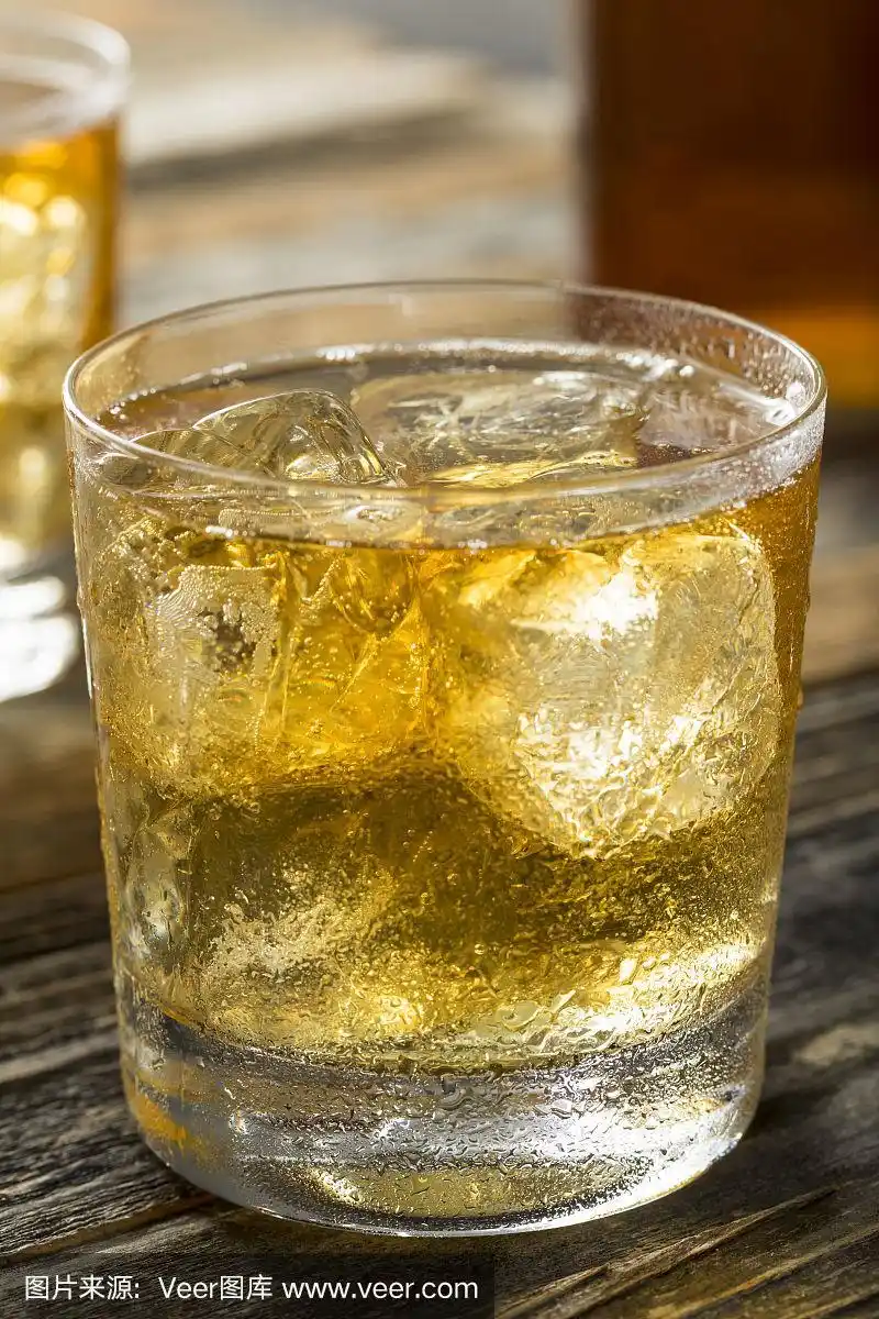 清爽的含酒精的苏格兰威士忌和苏打