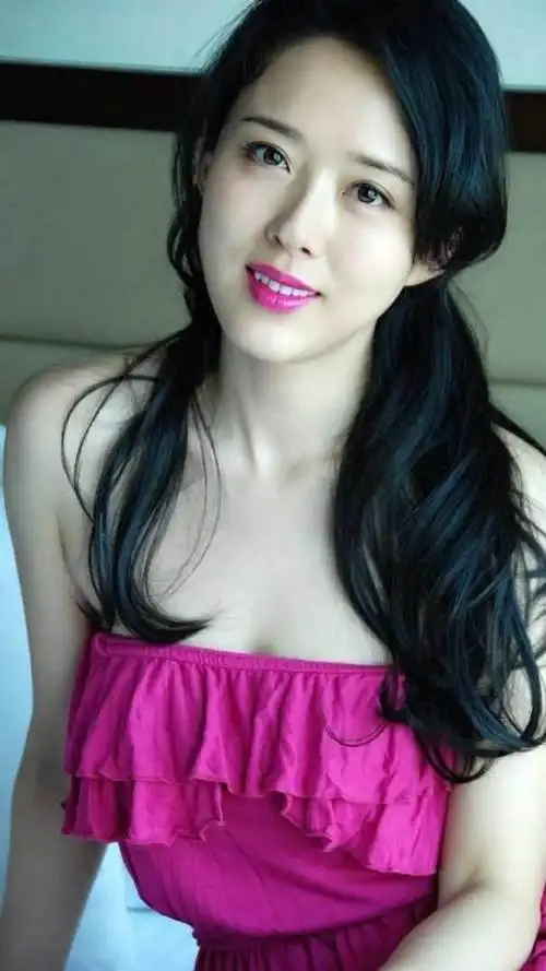 43岁颜丹晨容颜俏丽身材挺拔这个女神着实性感迷人