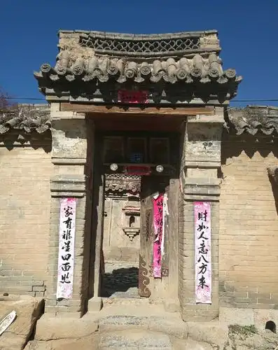 原生态未开发古村落里的院落大门,多是200年前所建