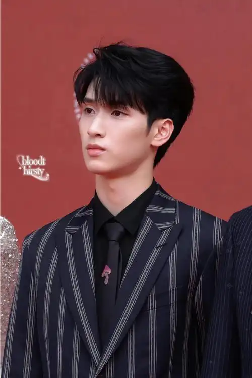 严浩翔红玫瑰衬衫路透##严浩翔染回黑发##严浩翔黑色短发造型