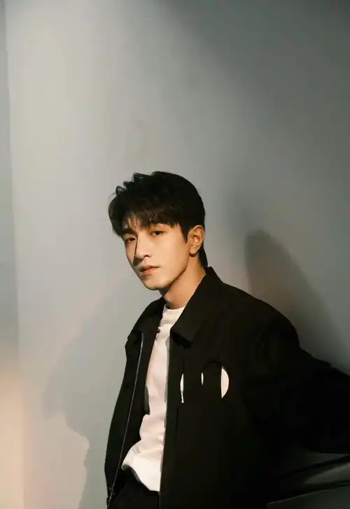 金瀚身穿黑色夹克,时尚百搭又酷又帅,金色秋天温柔暖意