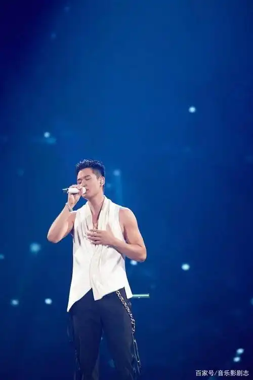 周兴哲小巨蛋开唱,360度旋转舞台大秀好身材